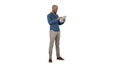 Beyaz arkaplanda tablet kullanan yakışıklı Arap iş adamı.