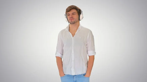 Przypadkowy młody człowiek w słuchawki słuchanie muzyki i cieszyć się i — Zdjęcie stockowe