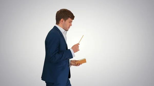 Pensando hombre de negocios escribir notas en su cuaderno mientras camina —  Fotos de Stock