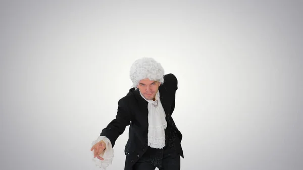 Hombre de traje atado a la antigua y peluca blanca haciendo un lazo — Foto de Stock