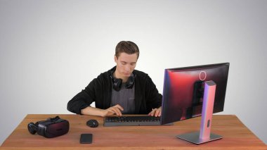 Oyuncu kişisel bilgisayarda gradyan sırtta bir video oyunu oynuyor