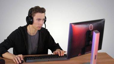 Yoğunlaşmış kızgın esmer adam gradyan b 'de video oyunu oynuyor.