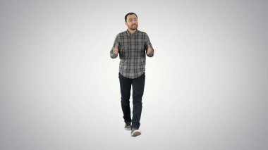 Yakışıklı İspanyol manken kameraya konuşuyor ve yürüyor.