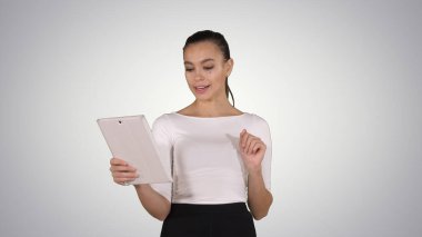 Mutlu kadın gradyan arka planda tablet üzerinden görüntülü konuşma yapıyor.