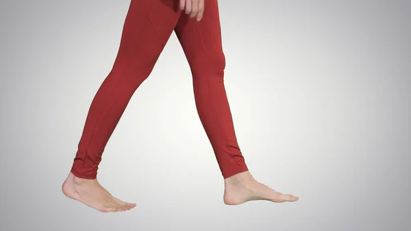 Kobiety nogi są gołe i podejmowania kroków Joga na gradientowym tle — Zdjęcie stockowe