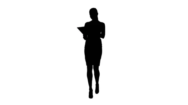 Silhouette Jeune femme séduisante sérieuse ou étudiant lecture inf — Photo