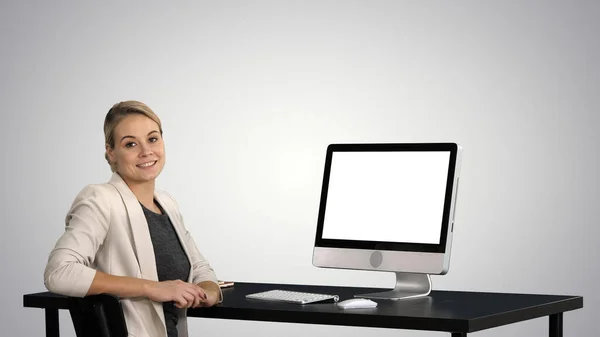 Confiado centrado en la mujer de negocios hablando con la cámara y mirando a — Foto de Stock