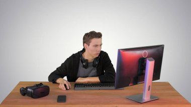 Oyuncu bir oyun oynuyor ve gradyan arkaplanda kaybediyor.