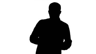 Elinde tabletle kameraya konuşan sıradan bir adam.