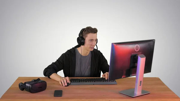 Професійний геймер грає відеоігри на своєму комп'ютері і починає — стокове фото