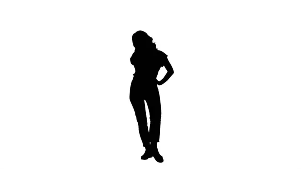 Silhouette Όμορφη νεαρή γυναίκα κοιτάζει τον εαυτό της αντανάκλαση σε m — Φωτογραφία Αρχείου