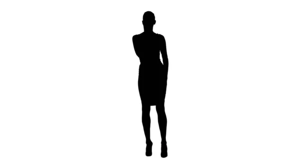 Silhouette Ragazza in gonna preening e controllare il suo aspetto come si guarda allo specchio. — Foto Stock