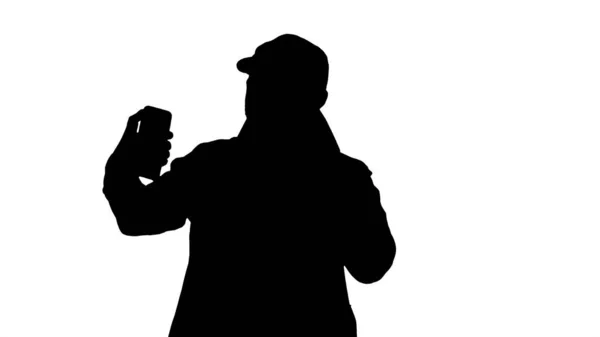 Silhouette Junger erwachsener Mann macht Selfie. — Stockfoto