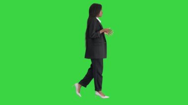 Afrikalı Amerikalı iş kadını Yeşil Ekran 'da yürürken, Chroma Key' de yürürken....