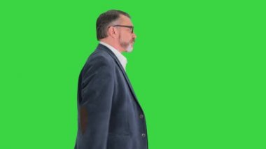 Gözlüklü akıllı iş adamı saate bakıyor ve hızla yürüyor Yeşil Ekran, Chroma Key 'de geç kalıyor..