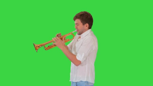 Młody muzyk grający na trąbce na zielonym ekranie, Chroma Key. — Wideo stockowe