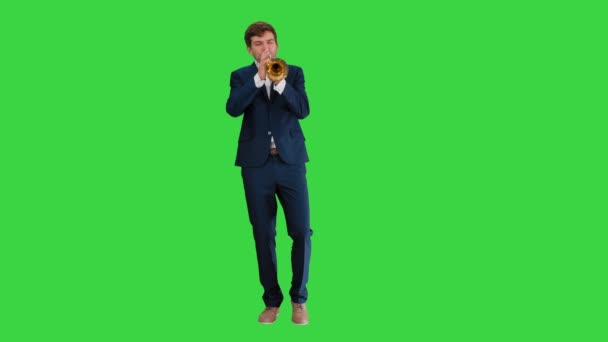Egy öltönyös férfi trombitál egy zöld vásznon, Chroma Key. — Stock videók