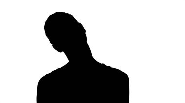 Siluet Mutlu genç kadın gülümserken kameraya bakıyor