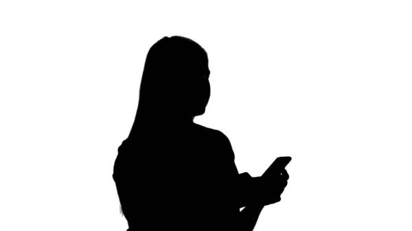 Silhouet Medewerker sms 'en, verzenden en lezen van berichten. — Stockfoto