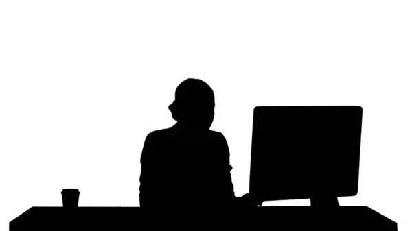 Silhouette Schöne blonde Frau arbeitet am Computer. — Stockfoto