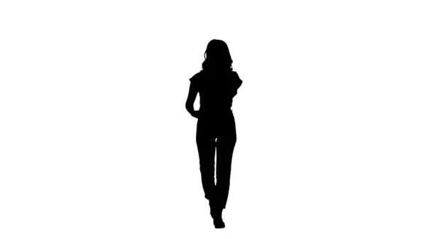 Silhouette Woman i avslappnad promenader och prata i telefon. — Stockfoto