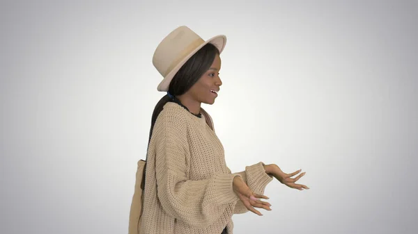 Mujer afroamericana joven en punto y sombrero blanco hablando de un — Foto de Stock