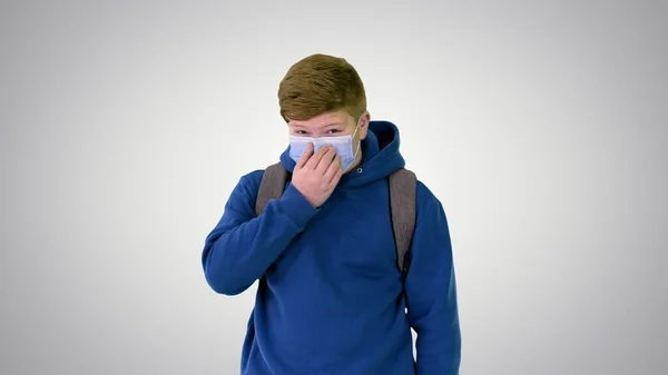 Aşırı kilolu okul çocuğu gradyan arka grubunda tıbbi maske takıyor. — Stok fotoğraf