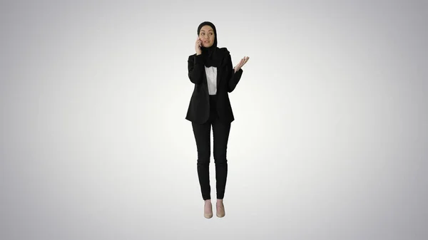 Arabski Biznes kobieta noszenie hidżab mówi przez telefon na grze — Zdjęcie stockowe