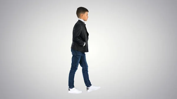 Giovane ragazzo in giacca di pelle che cammina con le mani in tasca — Foto Stock