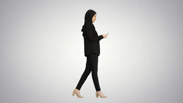 Mulher bonita em hijab andando e contando dinheiro em bac gradiente — Fotografia de Stock