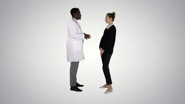 非洲男性医生在梯度背向后与女性患者交谈 — 图库照片