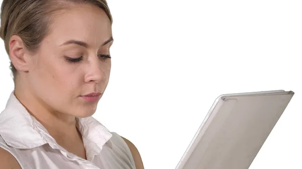年轻迷人的女商人拿着平板电脑干什么？ — 图库照片