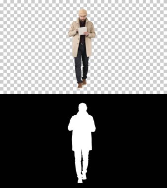 İnternette tabletle bağlantılı şık bir adam, Alpha Channel