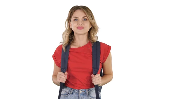 Joven mujer guapa en camiseta casual con mochila y jea — Foto de Stock