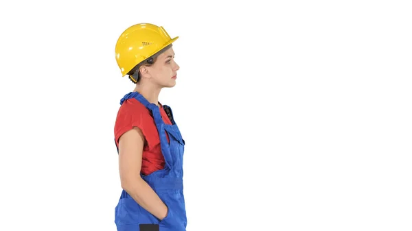 Trabalhador da construção senhora andando sem emoção no fundo branco — Fotografia de Stock