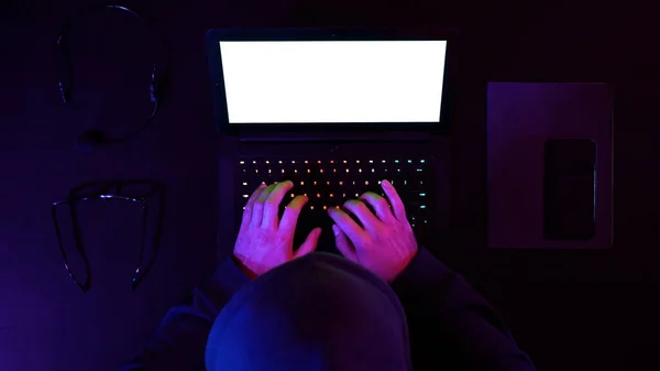 해커 해킹 시스템이 노트북에 있습니다. 흰 칠을 하다. — 스톡 사진
