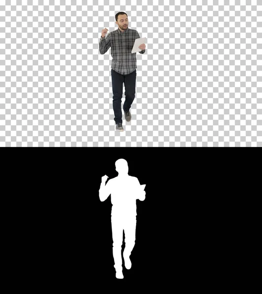 Muž v ležérní chůzi s tabletem a mluvení přes videokonferenc — Stock fotografie
