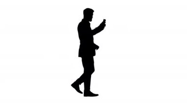 Yakışıklı iş adamı, Alpha Channel 'daki telefonunda geziniyor ve video kaydediyor.