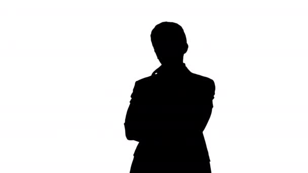 Silhouette Guapo joven hombre de negocios de pie brazos cruzados, sonriendo con confianza. — Vídeos de Stock