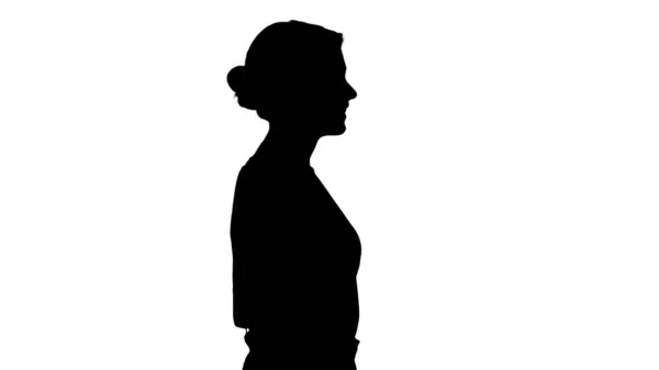 Silhouet Lopende vrouw in jeans en t-shirt. — Stockfoto