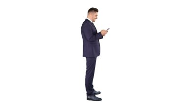 Olgun iş adamı beyaz b üzerinde cep telefonu mesajlaşması kullanıyor
