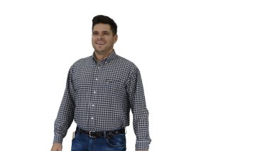 Gülümseyen işçi beyaz arka planda elinde çekiçle iyi bir hareket yapıyor..