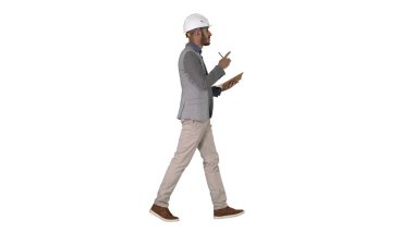 Günlük giysiler içinde Arap bir adam ve beyaz arka plan üzerine kontrol listesi yazıyor..