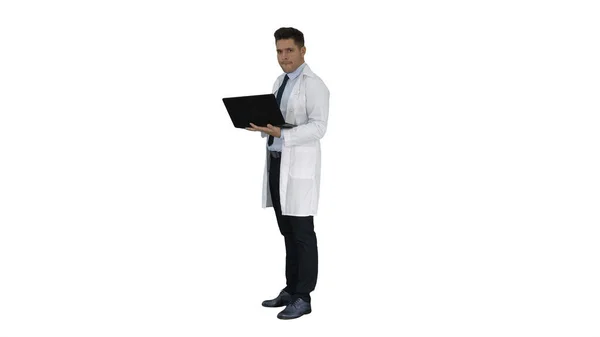 Cheerfull médecin avec ordinateur portable rire après avoir donné un regard sérieux à la caméra sur fond blanc. — Photo