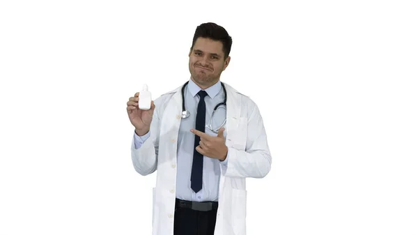 Médico apresentando medicina em fundo branco. — Fotografia de Stock
