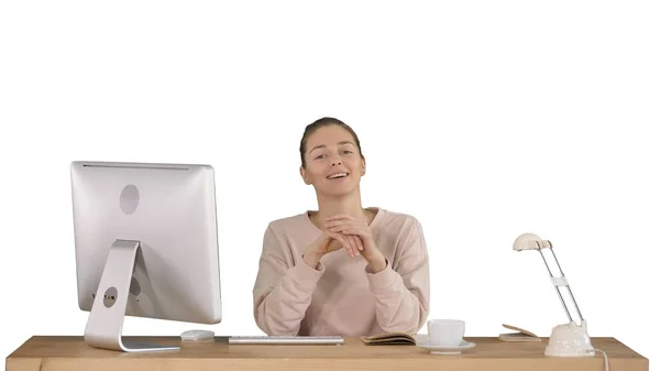 Sorrindo mulher milenar sentado na mesa e falando com a câmera sorrindo no fundo branco. — Fotografia de Stock