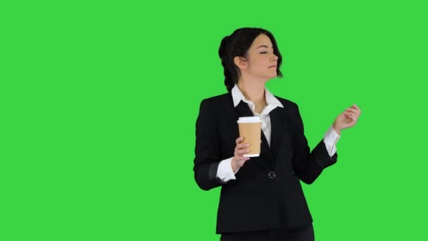 Krásná mladá podnikatelka s přestávkou na kávu s odnést kávu a tanec na zelené obrazovce, Chroma Key. — Stock video