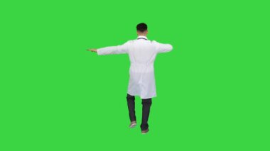 Yakışıklı doktor üniformalı yeşil ekranda dans ediyor, Chroma Key.