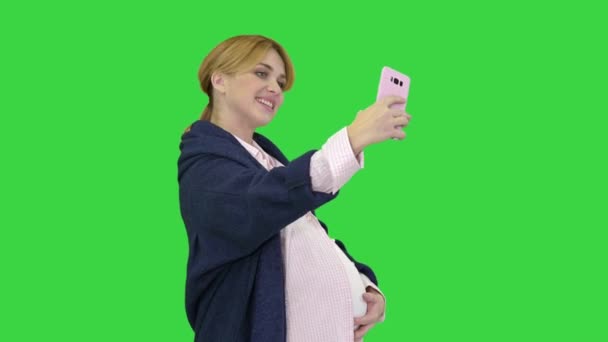 Šťastná mladá těhotná žena s selfie na zelené obrazovce, Chroma Key. — Stock video