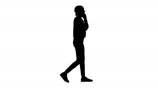 Silhouette Χαμογελώντας νεαρή γυναίκα μιλώντας στο τηλέφωνο, ενώ το περπάτημα. — Αρχείο Βίντεο
